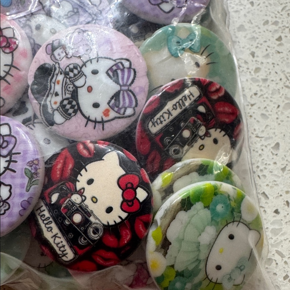 Set of 50 Hello Kitty beads - Picture 2 of 2